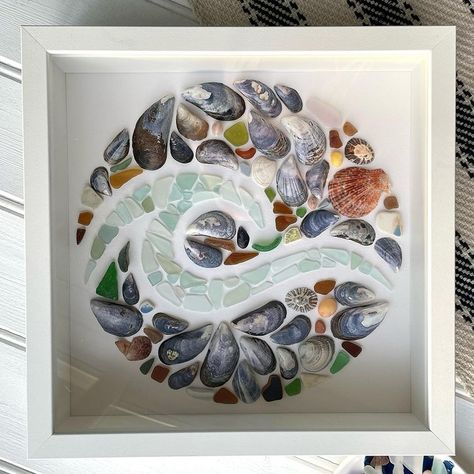 Shell People, Seashells Crafts, Beach Art Diy, Shell Canvas, Earth Crafts, Seashell Artwork, Sea Shell Art, Shell Artwork, Seashell Art Diy