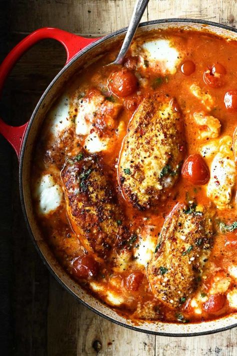 Garlic tomato chicken with mozzarella Anna Chwistek, Chicken With Mozzarella, High Protein Breakfasts, Protein Breakfasts, Chicken Mozzarella, Morning Energy, Mozzarella Pasta, Breakfast Soup, Tomato Chicken