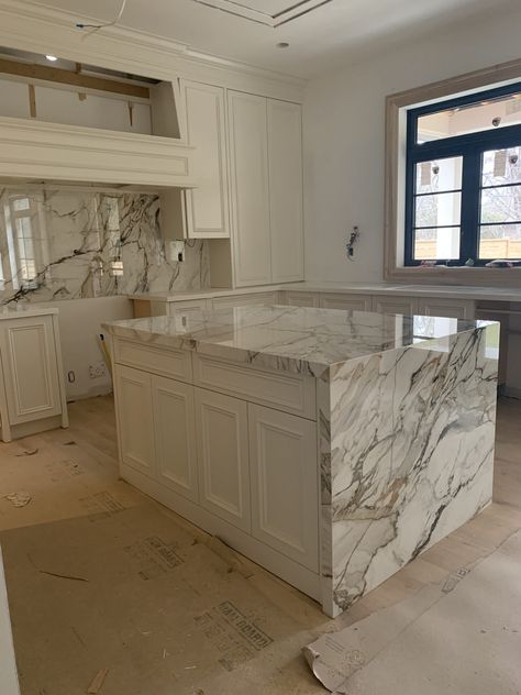 Kitchen: Calacatta Luxe Sintered Stone - Marble Trend | Marble, Granite, Sintered Stone, Porcelain, Terrazzo, Brick, Quartz | Slabs, Tiles | Toronto | Canada : Marble Trend | Marble, Granite, Sintered Stone, Porcelain, Terrazzo, Brick, Quartz | Slabs, Tiles | Toronto | Canada Kitchen Calacatta, Calacatta Luxe, Calacatta Marble Kitchen, Desert Willow, Granite Tiles, Marble Trend, Stone Kitchen, Oak Kitchen, Sintered Stone