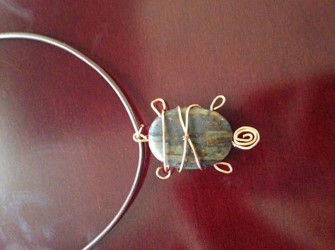 Jasper Turtle Pendant Turtle Wire Wrap, Wire Turtle, Wire Jewelry Patterns, Seaglass Jewelry, Wire Wrapped Stone Jewelry, Wire Wrapped Jewelry Diy, Couple Stuff, Bead Tutorials, Turtle Jewelry