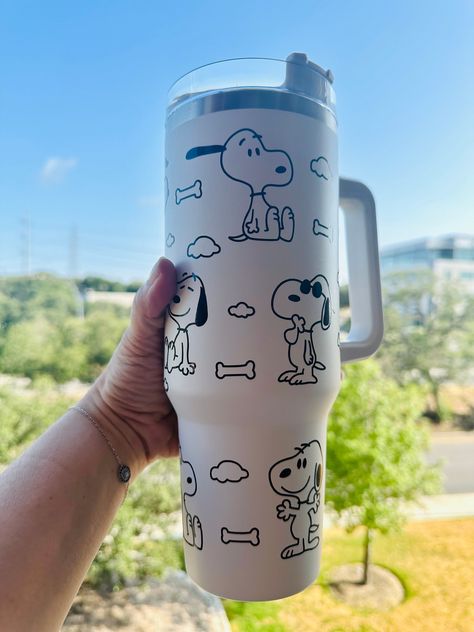 Snoopy Stanley Cup, Snoopy Tumbler Cups, Snoopy Tumbler Ideas, Stanley Vinyl Ideas, Decorated Stanley Tumbler, Stanley Decorated, Snoopy Tumbler, Snoopy Things, Snoopy Items