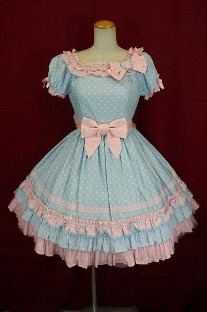 I think I want to make a simmilar dress- A friend of mine just helped me make an alice themed Lolita dress, I LOVED it! We're tackling a corset made of Red/bronze Vinyl and a steampunk styled harness! Wish us luck! Cotton Candy Inspired Outfit, Cotton Candy Fashion, Cotton Candy Outfit, Vestidos Country, Cotton Candy Dress, Candy Clothes, Japanese Lolita Fashion, Lolita Outfits, Kawaii Dress