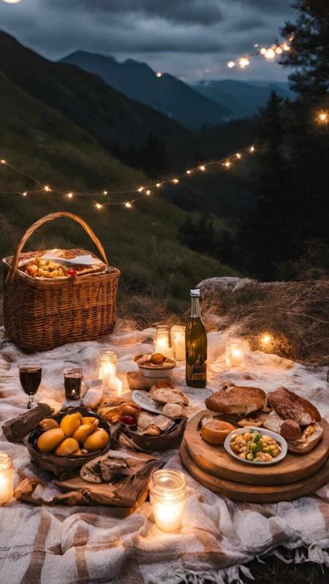 Perfect Dates Romantic, Mountain Picnic Aesthetic, Fall Picnic Wedding, Fall Picnic Ideas Romantic, Small Picnic Ideas For Two, Picnic Aesthetic Romantic, Outdoor Wedding Picnic, Night Picnic Date, Picnic At Night