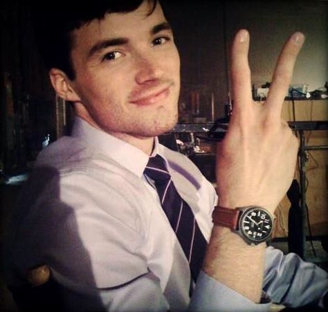 Ian Harding (Ezra Fitz) on the set of Pretty Little Liars. #PLL Mr Fitz, Ezra Fitz, Ian Harding, Teachers Pet, Man Candy, Pretty Little Liars, Movies And Tv Shows, Eye Candy, Beautiful People