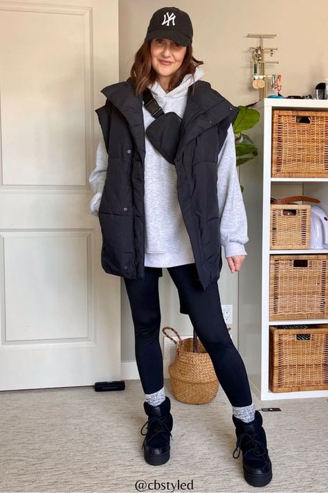 I loved this jacket and beautiful!!💗 Fashionable Walking Outfit, Styling Winter Vest, Style With Puffer Vest, Legging Vest Outfit, Long Black Puffy Vest Outfit, Oversize Puffer Vest, Oversize Vest Outfits For Women, Uk Fashion Women Winter, Puffer Vest And Scarf Outfit