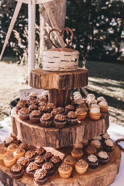 Woodland Wedding Cake With Cupcakes, Southern Wedding Cakes Rustic, Small Country Wedding Cake, Forest Wedding Food Ideas, Rustic Cake Table Ideas, Western Wedding Desserts, Western Wedding Cupcake Ideas, Western Cupcakes Wedding, Southern Chic Wedding Ideas