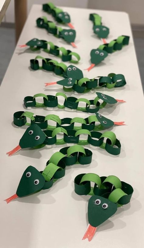 Knutselen ideeën voor kleuters van 4 / 5 jaar - Mamaliefde Jungle Theme Arts And Crafts, Jungle Animal Crafts For Toddlers, Rain Forest Craft, Jungle Games For Kids, Tree Diy Crafts, Rainforest Art For Kids, Jungle Arts And Crafts, Rainforest Crafts For Kids, Safari Crafts Preschool