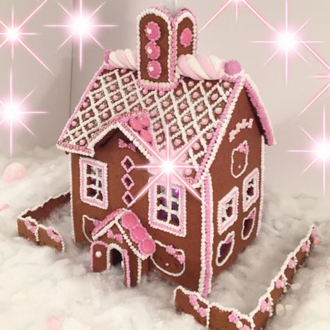 gingerbread house Homemade Gingerbread House, Mini Gingerbread House, Pink Ginger, Gingerbread House Kits, Gingerbread House Designs, All Things Gingerbread, Cookie House, Hello Kitty Christmas, Pink Christmas Decorations