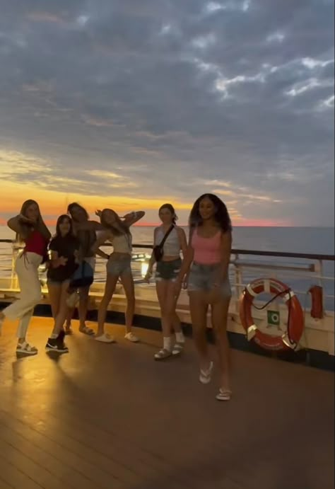 Cruise Aesthetic Friends, Cruise Friend Group, Cruise Aesthetic Pics Friends, Cruise Teen Club, Cruise Friends Aesthetic, Cruise Ship Aesthetic, Cruise With Friends, Cruise Friends, Cruise Aesthetic