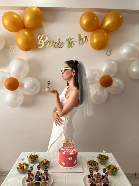 Bride Things To Buy, Poses For Bride To Be, Bridesmaid Shower Ideas, Bride To Be Party Pozları, Brides To Be Party Ideas, Bride Party Ideas Decorations, Bachelorette Bride Dress, Bachelorette Party Decoration Ideas, Bridal Shower Dress Ideas For Bride