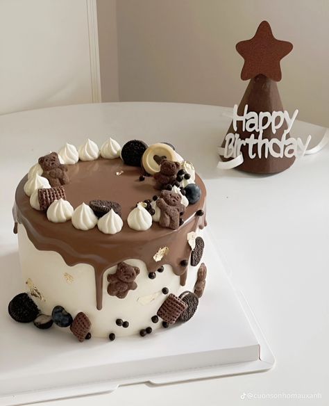 Aesthetic Chocolate Cake, Chocolate Cake Aesthetic, Kue Disney, Kue Macaroon, Perfect Lifestyle, Resipi Kek, Chocolate Cake Designs, Cake Cafe, 귀여운 음식 그림