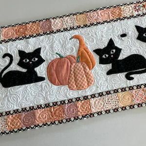 KLee2Strings - Etsy Autumn Cats, Wall Hanging Pattern, Mug Rug Patterns, Halloween Table Runners, Christmas Quilt Patterns, Hanging Quilts, Quilted Table Runners Patterns, Baby Quilt Pattern, Halloween Quilts