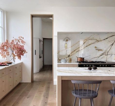 Anne Carr Design (@annecarrdesign) • Instagram photos and videos Modern Marble Kitchen, Marble Kitchen Island, White Oak Kitchen, Living Etc, Oak Kitchen, Starter Home, California Design, Kitchen Marble, Oak Cabinets