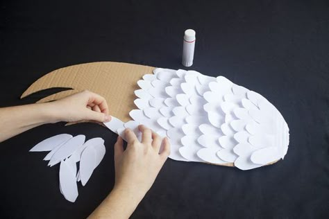 Wings are a main component of a bird costume, and an easy element to make. The most important parts of a bird wing are the shape and texture. A feathery element attached to the right shape creates a very authentic look. Look at pictures of the specific bird you are making wings for as inspiration for your colors and shape. Bird Costume Kids, How To Make Wings, Eagle Costume, Bird Wings Costume, Dekorasi Halloween, Owl Costume, Diy Wings, Paper Wings, Bird Costume