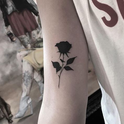 Rosa Negra - Tatuajes para Mujeres. Encuentra esta muchas ideas mas de Tattoos. Miles de imágenes y fotos día a día. Seguinos en Facebook.com/TatuajesParaMujeres! Black Rose Tattoo, Rose Tattoos For Women, Black Rose Tattoos, Inspiration Tattoos, Different Tattoos, Tattoo Feminina, Wedding Tattoos, Permanent Tattoo, Tattoo Models