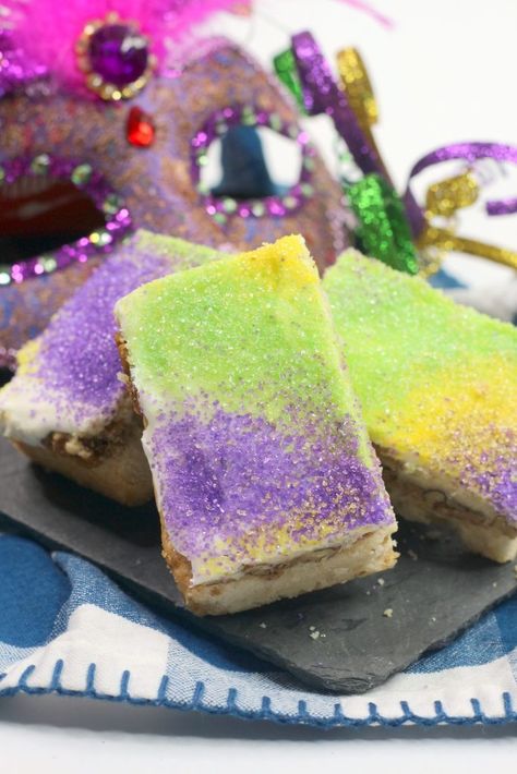 Mardi Gras Recipe, Tamales Recipe Pork, Mardi Gras Desserts, Mardi Gras Cake, Cake Bars Recipe, King Cake Recipe, Caramel Chocolate Chip Cookies, Mardi Gras Food, Sugar Cookie Bars