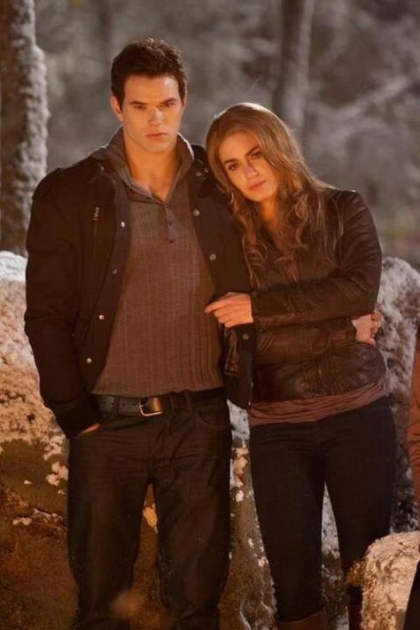 Emmett and Rosalie - The Twilight Saga Rosalie Cullen, Vampire Twilight, Rosalie Hale, Twilight Saga Series, Twilight Cast, Twilight Breaking Dawn, Breaking Dawn Part 2, Twilight Photos, Twilight Book