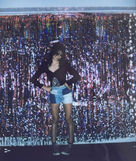 Tinsel Wall Photo Backdrops, Tinsel Table Decor, Tinsel Wall Decor, Tinsel Photo Backdrop, Birthday Photobooth Backdrop, Sweet 16 Photo Booth Backdrop, Album Release Party Ideas, Y2k Backdrop, Formal Centerpieces