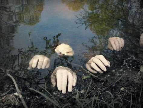 Don't Go Near The Water The Buried Tma Aesthetic, Magnus Archives Aesthetic, Halloween Outdoor Decoration, Recetas Halloween, Dekorasi Halloween, Halloween Diy Outdoor, Halloween Fest, Casa Halloween, Halloween Decorations Diy Outdoor