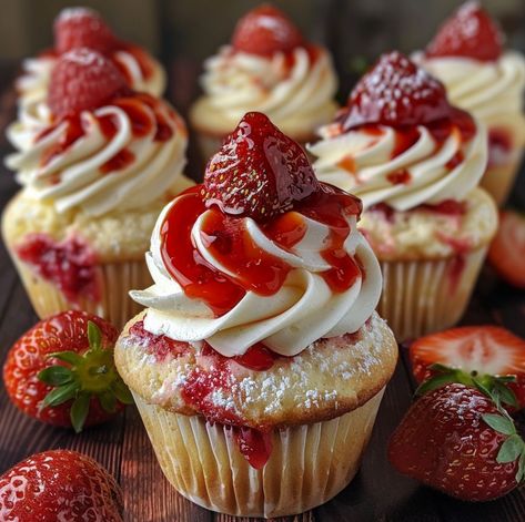 Vanilla Cheesecake Cupcakes, Cupcake Recipes Stuffed, Creamy Strawberry Cheesecake, Strawberry Cream Cheese Cupcakes, Vanilla Strawberry Cupcakes, Cupcake Cheesecake Recipes, Strawberry Cheesecake Cupcakes Recipe, Strawberry Cupcakes Decoration, Strawberry Shortcake Cheesecake Cupcakes