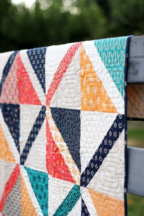 Diary of a Quilter - a quilt blog - A personal blog about quilting, sewing and… Precut Quilt Patterns, Layer Cake Quilt Patterns, Diary Of A Quilter, Quilt Layers, Quilt Modernen, Precut Quilts, Triangle Quilt, Modern Quilt Patterns, Scrappy Quilts