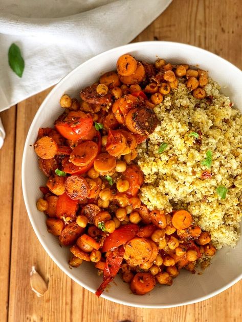 Easy Spicy Moroccan Crispy Chickpea Couscous - Munchyesta Chickpeas And Couscous, Baked Chickpeas Recipes, Carrot Couscous, Moroccan Couscous Recipes, Couscous Chickpea, Vegan Couscous Recipes, Veggie Dishes Healthy, Chickpea Couscous, Tomato Couscous