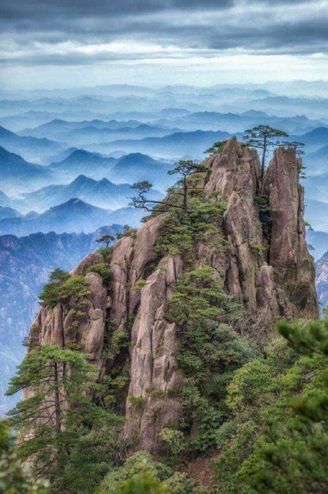 Huangshan Mountains, China. Photo: HM Lofan. Huangshan, Chongqing, Mongolia, At The Top, Places Around The World, Tibet, Amazing Nature, Brunei, Nature Photos