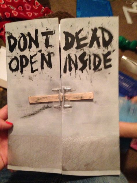 Birthday card for my aunt who loves the walking dead. The Last Of Us Party Ideas, Twd Birthday Party, The Walking Dead Birthday Party, The Last Of Us Birthday, Twd Birthday, Gift Ideas For Aunt, Walking Dead Birthday Party, Birthday Gifts For Aunt, Diy Birthday Card For Boyfriend