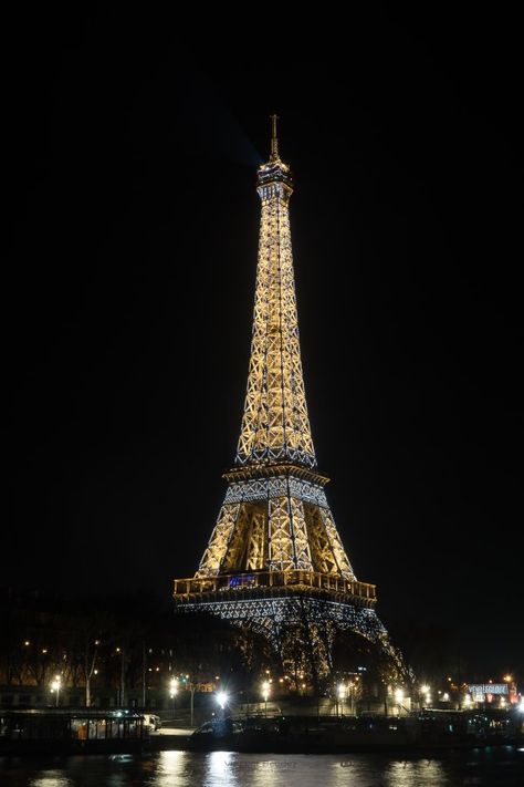 Dès que la nuit tombe, la Tour Eiffel brille toutes les heures, ce qui la rend encore plus belle. #paris #france #eiffeltower #toureiffel Paris Tour, Paris Tour Eiffel, Paris Tours, Paris At Night, City Trip, Paris France, Eiffel Tower, Hong Kong, Road Trip