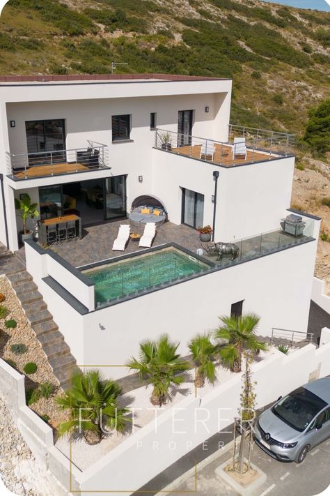 Fütterer Property propose à la vente en exclusivité sur Narbonne : une villa moderne, neuve, de 6 pièces, avec garage et piscine, sur une parcelle de 427 m² sans vis-à-vis. La villa possède 3 niveaux et offre une vue surplombante dégagée sur la ville de Narbonne, l'étang de Bages et la mer. N'hésitez pas à nous contacter ! #Immobilier#Vente#Narbonne#Villa#Moderne Dream House Modern, Architecture Contemporary, Beautiful Modern Homes, Living Room Tv Unit Designs, House Design Exterior, Architecture Portfolio, House Architecture Design, Modern Exterior, Modern House Exterior