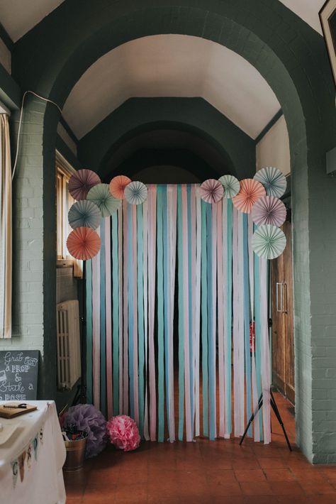 Photo Booth Backdrop Wedding, Streamer Backdrop, Anniversaire Diy, Tafel Decor, Party Hardy, Diy Event, Paper Backdrop, Diy Birthday Decorations, Baby Shower Backdrop