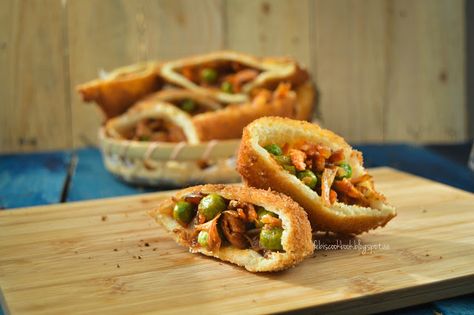 Yummy Food: {Ramadan Special} - Bread Pockets by Febina of 'Febi's Cookbook' Bread Pockets, Peter Piper Pizza, Tiffin Ideas, Top Appetizers, Pockets Recipe, Recipe App, Ramadan Special, Iftar Recipes, Crowd Pleasing Appetizers