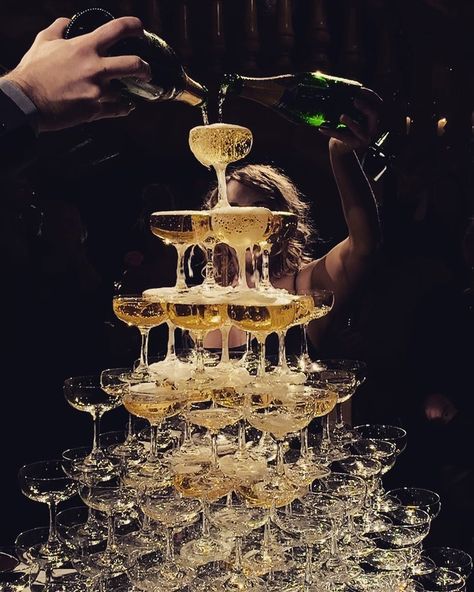 delicious. Australia on Instagram: “Bubbles anyone? It’s not a party until a Champagne tower makes an appearance, right? Presenting the @qantaswine Champagne tower at the 2019…” Champagne Saber, Champagne Tower Art, Champagne Tower Photography, Coupe Champagne Tower, Gatsby Champagne Tower, Champaign Aesthetic, Champagne Tower Aesthetic, Champagne Aesthetic Vintage, Popping Champagne Pictures