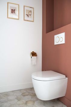 Terracotta Bathroom Ideas, Wc Ideas, Cloakroom Toilet, Small Downstairs Toilet, Small Bathroom Wallpaper, Bathroom Wallpaper Ideas, Display Artwork, Gallery Wall Ideas, Small Toilet Room