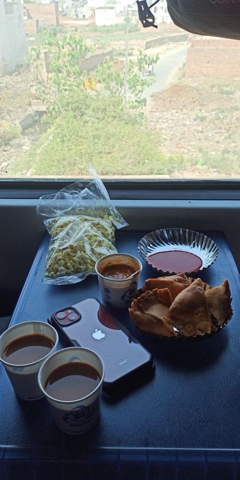 Train Food Snap, Indian Railway Train, Chai Samosa, Meal Train Recipes, Best Snapchat, Picture Prompts, Indian Street, Indian Railways, Indian Street Food