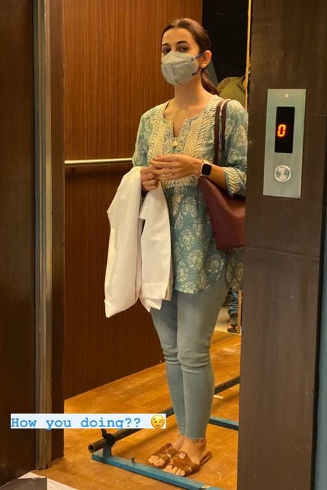 Casual Work Outfits Indian, College Outfits Traditional, Kurti Outfit For Office, Kurti Office Look, College Outfits Indian Kurti Jeans, Indian Work Outfits Women, Kurta Designs Women Casual With Jeans, Cute Outfits With Leggings Casual, Casual Kurta Outfits Women