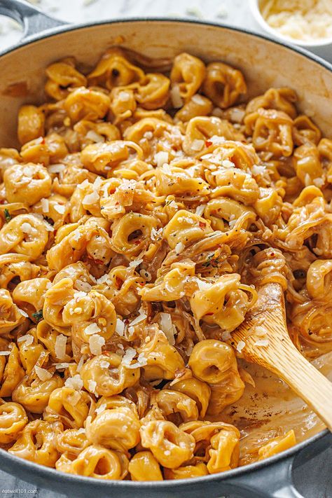 Creamy French Onion Tortellini {One-Pot} - #tortellini #pasta #recipe #eatwell101 #onepot - Try this amazing French onion tortellini pasta recipe with a savory cream sauce and caramelized onions for a quick and easy one-post pasta dinner your family will love! - #recipe by #eatwell101® French Onion Stuffed Shells, Honey Garlic Pasta, French Onion Tortellini Soup, One Pot Vegetarian Dinner, French Onion Noodles, French Onion Tortellini, Barilla Tortellini Recipes, French Onion Macaroni And Cheese, Tortellini Side Dish