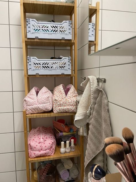 Uni House Aesthetic, Feminine Aesthetic Pink, Dorm 2023, Dreamy Apartment, Bathroom Shelf Storage, Pink Bow Aesthetic, Uni House, Dorm Apartment Decor, Bathroom Organizing