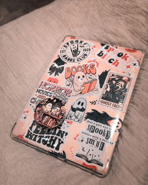 Briana Morgan | Horror Author | New Kindle setup! Featuring a Kindle insert from Etsy (no stickers to slide around anymore because they're part of the insert) and the… | Instagram Kindle Setup, Kindle Hacks, Reader Rabbit, Bookish Ideas, Kindle Insert, Kindle Aesthetic, Reader Girl, Kindle Reader, Spooky Stories