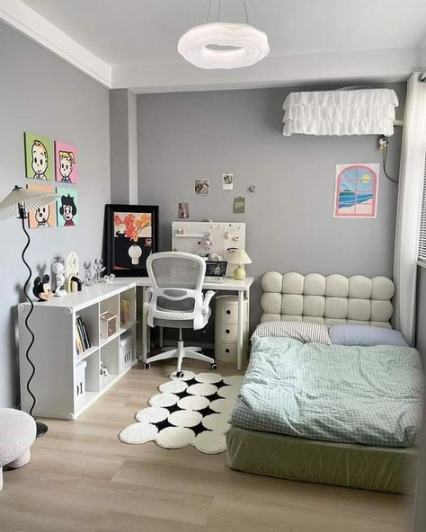 Bilik Tidur Aesthetic, Kamar Aestethic, Bedroom With Desk Layout, Aesthetic Small Bedroom Ideas, Small Bedroom With Desk, Functional Bedroom Ideas, Cuarto Aesthetic, Cuartos Aesthetic, Layout Bedroom