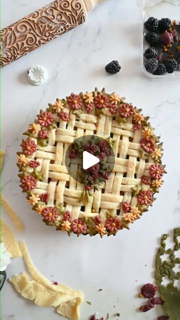 An apple and blackberry pie to celebrate the pi day...  Pi day to celebrate the iternal ratio of perimeter of a circle to its diameter = ... | Instagram Apple Tart Design, Apple Pie Lattice Design, Decorated Pie Crust, Fancy Apple Pie Crust Designs, Birthday Pie Ideas, Pumpkin Pie Decoration, Pastry Flowers, Apple Pie Designs, Shaped Pie