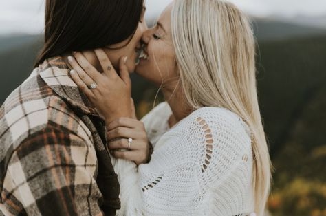 Engagement Photos 2 Women, Lesbian Photo Shoot Outfits Fall, Lesbian Fall Pictures, Lesbian Couple Engagement Shoot, Lesbian Engagement Photoshoot Ideas, Lesbian Photo Shoot Outfits, Wlw Engagement Photos, Lesbian Engagement Pictures, Lesbian Engagement Photos