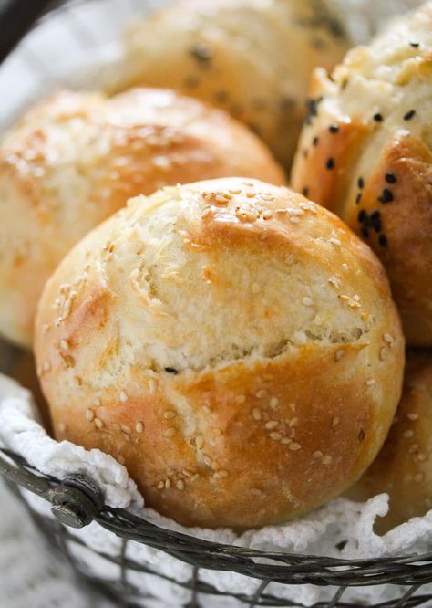 Puff Pastry Butter Bread, Easy Breakfast Bread, Artesian Bread, Crusty Bread Rolls, Artisan Rolls, Crusty Rolls, Hard Rolls, Bread Rolls Recipe, Bread Soft