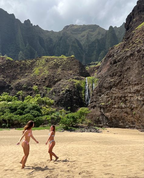 Beach at the end of the kalalau trail on the Napali Coast in Kauai,Hawaii    #beachlife #hawaii #adventure #hike #hikingtrails #kalalau #napalicoast #kauai Life In Hawaii Aesthetic, "kaui Hawaii", Hawaii Vacation Aesthetic, Hawaii Influencer, Kauai Photoshoot, Kauai Aesthetic, Aesthetic Hawaii Pictures, College In Hawaii, Hawaii Astethic