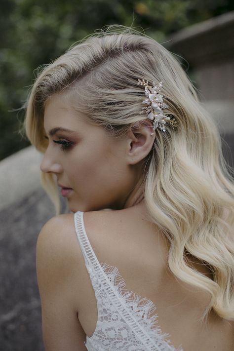 Beautiful Wedding Hair, Floral Hair Pieces, Wedding Hair Comb, Wedding Hair Down, Penteado Cabelo Curto, Hair Comb Wedding, Wedding Hair Pieces, Headpiece Wedding, Bridal Hair Comb