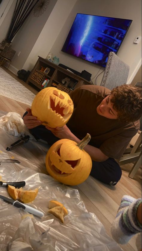 Pumpkin Carving Activities, Cute Couple Halloween Activities, October Couple Activities, Things To Do For Halloween With Bf, Autumn Couple Activities, Cute Halloween Activities For Couples, Halloween Ideas With Boyfriend, Cute Fall Activities For Couples, October Dates Ideas