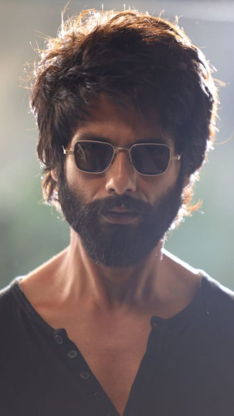 best-beard-styles-2020-slide-3-5f9edd2443435 Medium Beard Styles, Popular Beard Styles, Trendy Mens Hairstyles, Kabir Singh, Best Beard Styles, Bollywood Posters, Bollywood Hairstyles, Most Handsome Actors, Beard Look