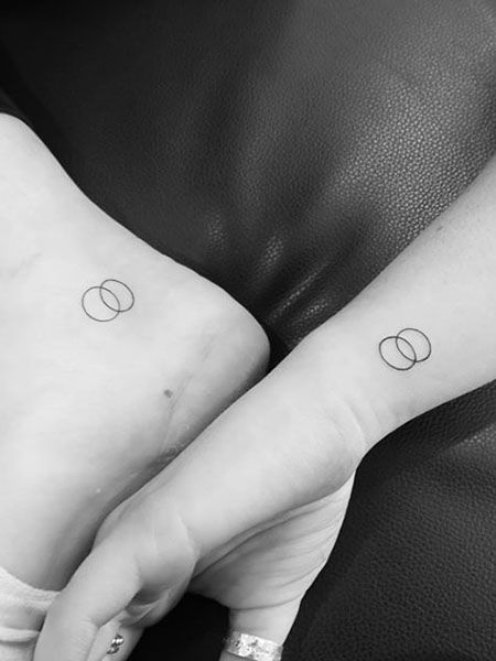 Simple Sister Tattoos Sister Symbol Tattoos, Soul Sister Tattoos, Dr Tattoo, Unique Sister Tattoos, Sister Tattoo Ideas, Small Sister Tattoos, Twin Tattoos, Dragons Tattoo, Tattoos Simple