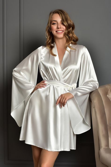 Elegant Robes For Women, Satin Dressing Gown Short, Balayage, Brides Maid Robe, Bride Robdoshambr, Satin Robe Aesthetic, Bridal Robes Long, Brides Robes, Bride Robe Getting Ready