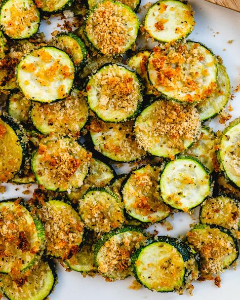 This baked zucchini is so easy to make, covered in a light coating of crunchy breadcrumbs and Parmesan! This veggie is at its best roasted in a hot oven. #zucchini #bakedzucchini #roastedzucchini #vegetable #easy #sidedish #vegetarian Meatball Parmigiana, Lazy Lasagna Recipe, Zucchini Rounds, Smart School House, Roast Zucchini, Baked Zucchini, Zucchini Recipe, Bake Zucchini, Zucchini Slice